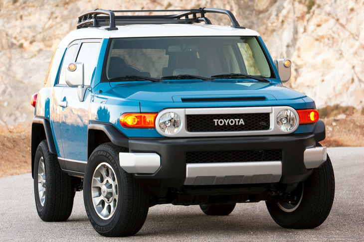 2006年に米国で発売され、その後日本などにも導入された「トヨタFJクルーザー」。天地の薄いフロントウィンドウに合わせ、短いワイパーが3本備わっていた。