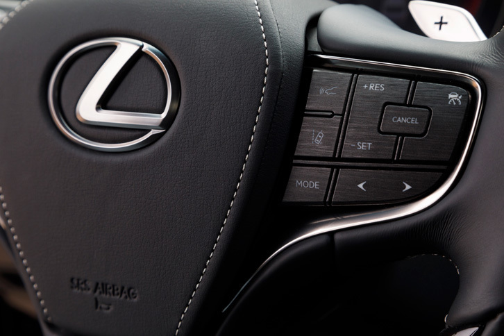 ステアリングホイールに備わる、前走車追従機能付きクルーズコントロールの操作スイッチ。ADASの大幅な進化も、新型「LS」の大きな特徴となっている。