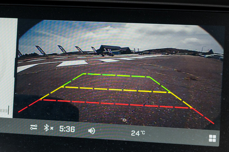 新たに採用されたリアカメラの画面。リアにトップケースを備える「スパイダーRT」では、これがあるのとないのとでは後退時の安心感がケタ違いである。
