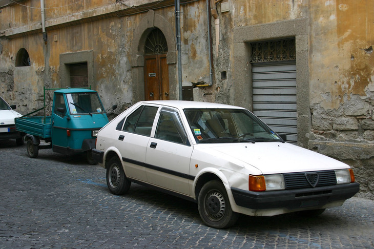 「アルファ・ロメオ・アルナ」。ヴィテルボで2005年に撮影。