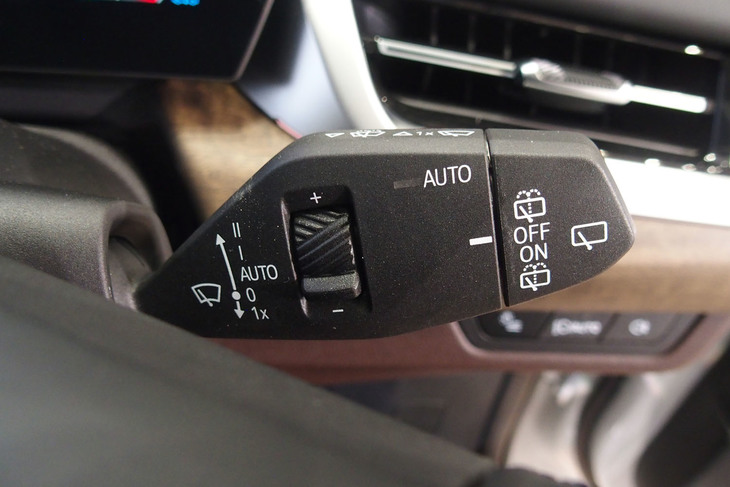 218iアクティブツアラー エクスクルーシブ（ワイパーレバー）