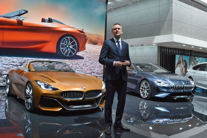 スピーチするBMWジャパンのペーター・クロンシュナーブル氏。