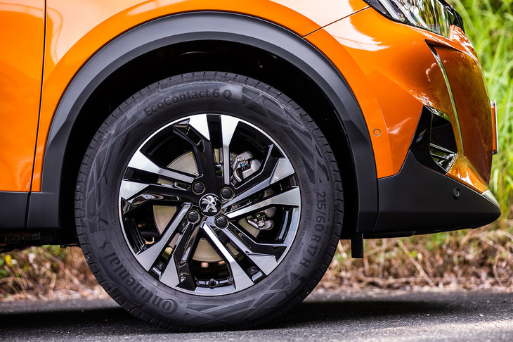 「GT」グレードには17インチサイズの「SALAMANCA」アルミホイールが標準で装備される。タイヤは215/60R17サイズの「コンチネンタル・エココンタクト6 Q」を組み合わせていた。