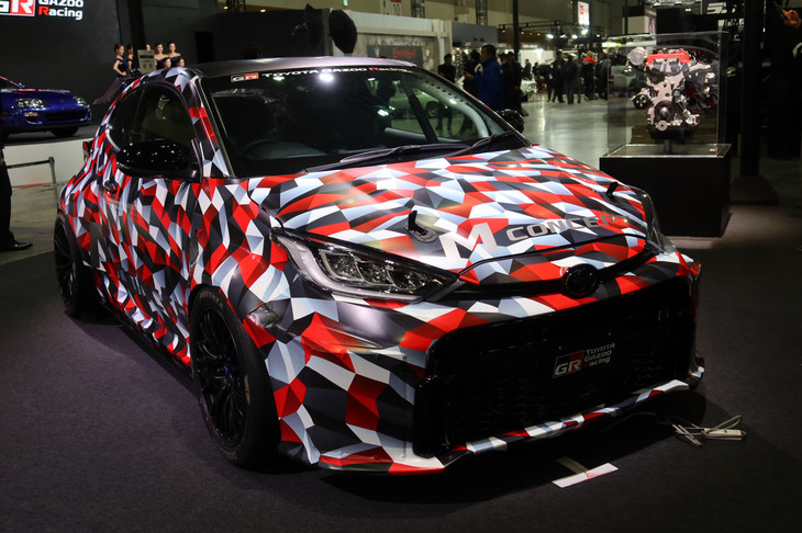 新開発の2リッター直4ターボ「G20E」エンジンをミドシップするレーシングカー「GRヤリスMコンセプト」。東京オートサロン2025において初公開された。