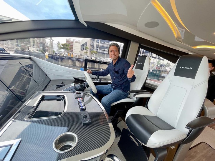 操縦席に乗り込んでみる。「面舵いっぱ～い」。