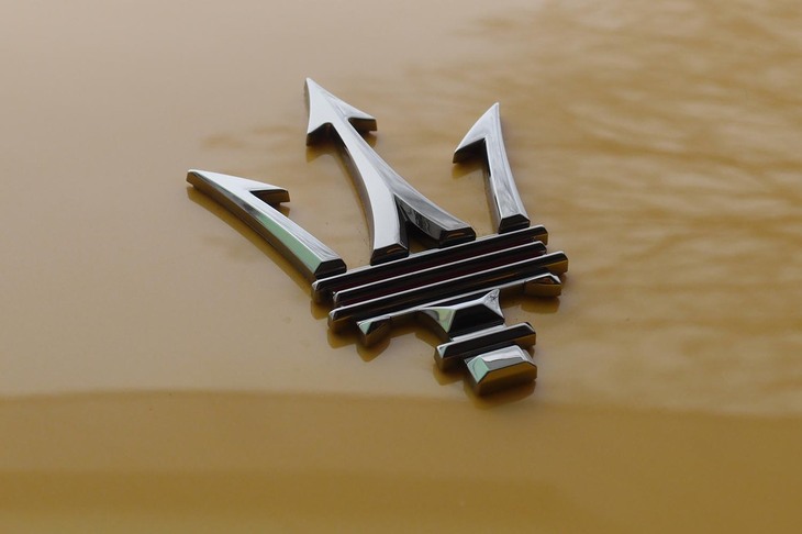 マセラティ・グレカーレ（Cピラー部のエンブレム）