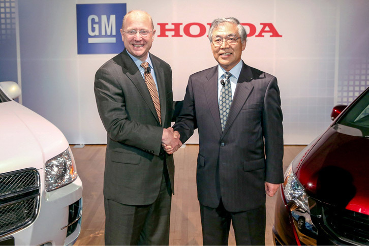 GMのスティーブ・ガースキー副会長（左）と、本田技研工業の岩村哲夫副社長（右）。