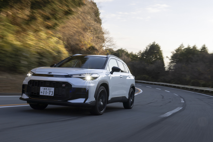 【トヨタ・カローラ クロス“GRスポーツ”のスペック】
	ボディーサイズ：全長×全幅×全高＝4460×1825×1600mm／ホイールベース：2640mm／車重：1500kg／駆動方式：4WD／エンジン：2リッター直4 DOHC 16バルブ／フロントモーター：交流同期電動機／リアモーター：交流同期電動機／トランスミッション：CVT／エンジン最高出力：152PS（112kW）/6000rpm／エンジン最大トルク：188N・m（19.2kgf・m）/4400-5200rpm／フロントモーター最高出力：113PS（83kW）／フロントモーター最大トルク：210N・m（21.0kgf・m）／リアモーター最高出力：41PS（30kW）／リアモーター最大トルク：84N・m（8.6kgf・m）／システム最高出力：199PS（146kW）／タイヤ：（前）225/45R19 92W XL／（後）225/45R19 92W XL（ヨコハマ・アドバン フレバV701）／燃費：23.3km/リッター（WLTCモード）／価格：389万5000円
	
	【取材時の燃費データ】
	テスト距離：290.2km（市街地2：高速道路6：山岳路2）／使用燃料：--リッター（レギュラーガソリン）／参考燃費：19.3km/リッター（車載燃費計計測値）