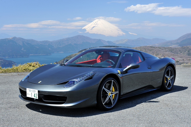フェラーリ458スパイダー
    ボディーサイズ：全長×全幅×全高＝4527×1937×1211mm／ホイールベース：2650mm／車重：1430kg（乾燥重量。鍛造ホイールとレーシングシート装着時）／駆動方式：MR／エンジン：4.5リッターV8 DOHC 32バルブ／トランスミッション：7AT／最高出力：570ps/9000rpm／最大トルク：55.1kgm/6000rpm／タイヤ：（前）235/35ZR20 （後）295/35ZR20／価格：3150万円（消費税8％込み）