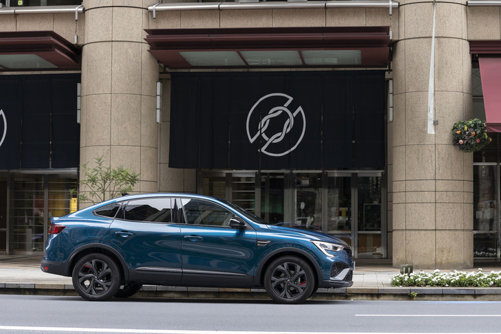 「R.S.ライン マイルドハイブリッド」のボディーサイズは、先に登場した「E-TECHハイブリッド」と共通。なだらかに傾斜したクーペスタイルのフォルムがエクステリア上の特徴となる。