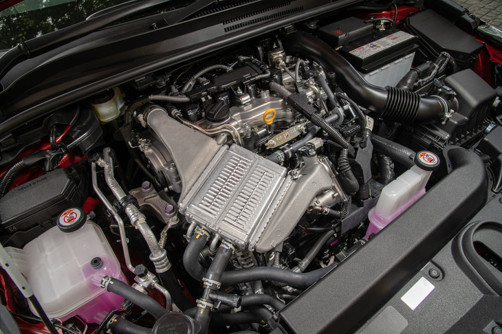 1.2リッター直4直噴ターボエンジンは最高出力116ps、最大トルク185Nmを発生。「オーリス」に搭載されていたものと基本スペックは変わらないが、エンジン回転計のレッドゾーンの始まりが5600rpmから6100rpmへと高められている。