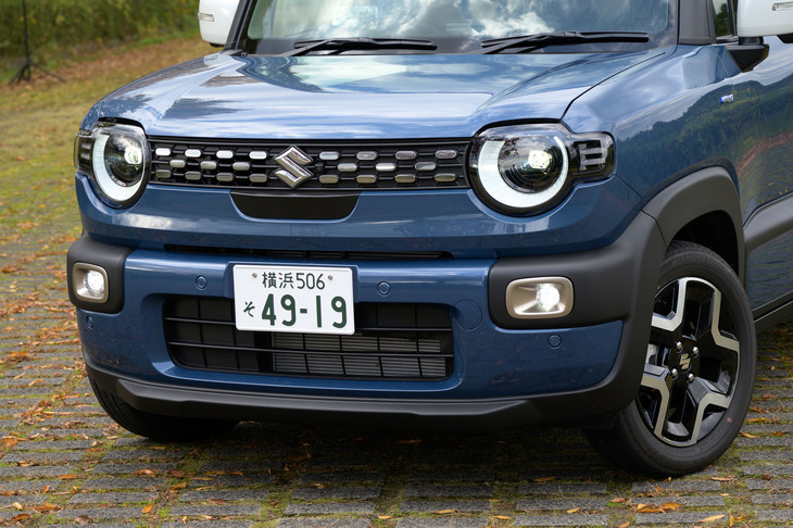 従来型から大きく変更されたフロントマスク。スズキは改良型「クロスビー」の意匠を、「愛着のわくアイコニックなグラフィックと、SUVらしいタフネス、おおらかで情緒豊かな造形を追求した」と説明する。