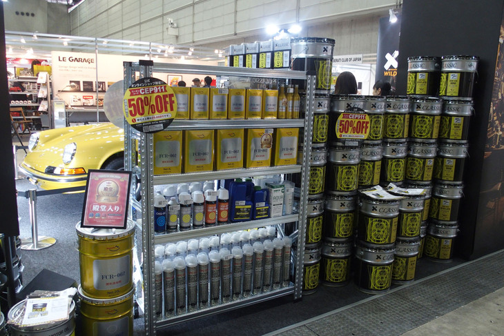 「ポルシェ911E」が展示されたエーゼットブースの様子。