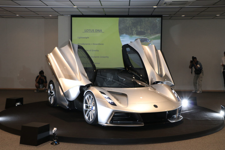 ロータス初の電気自動車にして、初のハイパーカーでもある「エヴァイヤ」。パワートレインは4つのモーターで構成されており、最高出力2000PS、最大トルク1700N・mというパフォーマンスを豪語する。