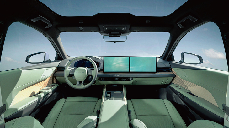 調光機能付きのパノラマルーフを採用したキャビンは開放感にあふれている。資料に記載がないことからカメラ式のドアミラーは廃止したようだ。