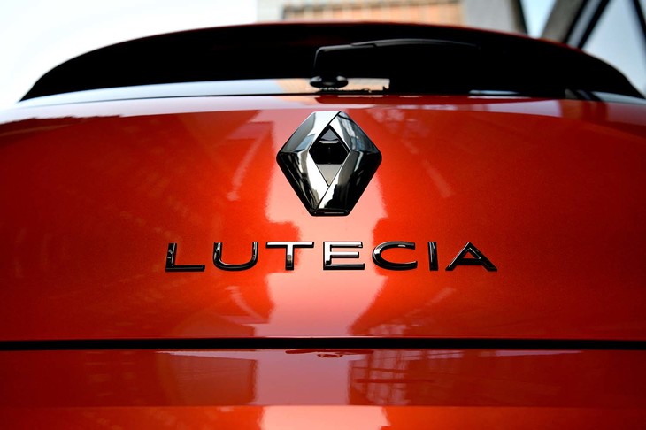 「ルノー・ルーテシア」は、欧州では「クリオ」のモデル名で販売されている。なおルーテシアという車名は、パリの古称である「ルテティア」に由来する。