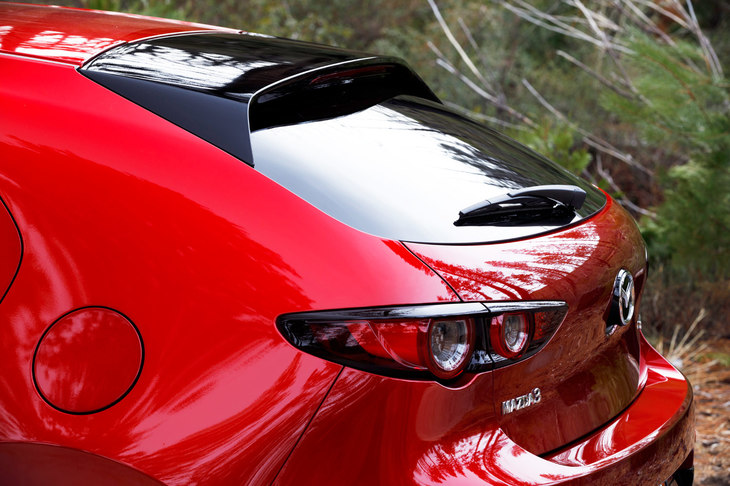 丸みを帯びたリアの面構成に注目。リアにボリューム感を持たせることで、実際以上にノーズを低く、ヒップを高く見せている。