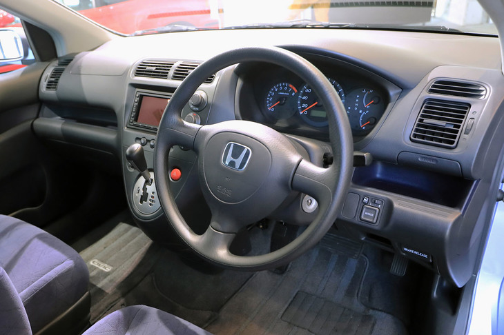 前席については、センターコンソールを排することで左右のウォークスルーを実現。フラットで広々とした足元スペースも目を引く。