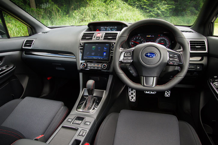 「WRX S4 2.0GT-S EyeSight」のインストゥルメントパネルまわり。装飾パネルの変更やビルトインナビのデザインの見直し、マルチファンクションディスプレイへの5.9インチカラー液晶の採用などにより、インテリアの質感が高められている。