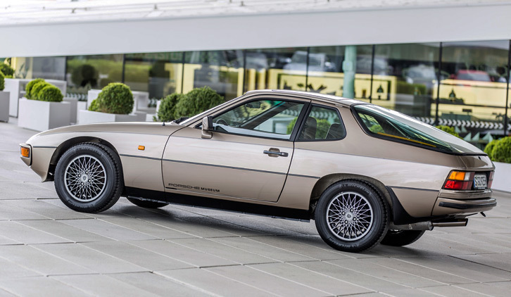 「924」の特徴である湾曲した1枚ガラスによるリアハッチは「944」や「968」にも受け継がれた。