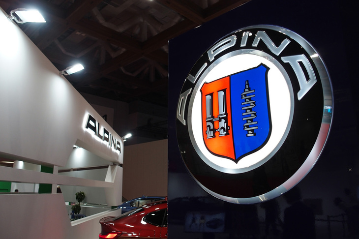 アルピナのエンブレム。小さな自動車メーカーの伝統と誇りを示している。