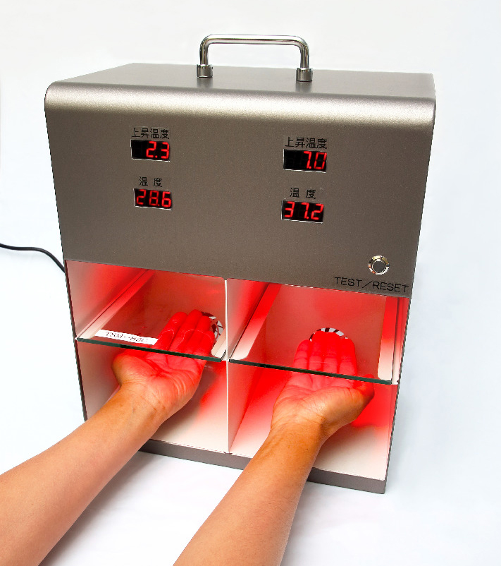 熱体感機（Hem）では、実際にフィルムの有無で熱の感じ方が異なるのを体感できる。