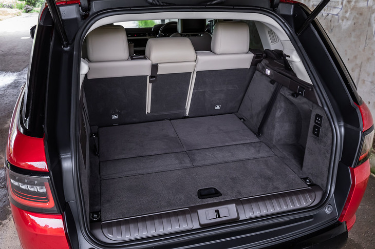 オプションで試乗車に装着されていた3列目シートを収納した荷室の様子。この状態での荷室容量はウエット計測方式で780リッター。2列目シートを折りたためば、最大で1686リッターに拡大できる。