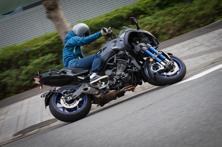 車体には高い直進安定性と旋回性を両立させるため、部位ごとに工法や素材を使い分けた“ハイブリッドフレーム”を採用。1人乗車時で50：50という前後重量配分も、優れたハンドリングに寄与している。