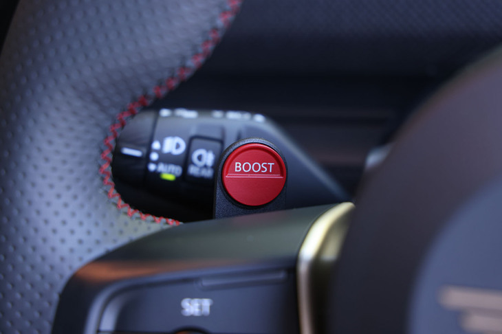 ステアリングホイールに「Eブースト」モードを作動させるパドルスイッチが備わる。パドルを引くと、モーターパワーが10秒間だけ20kW（約27PS）追加される。