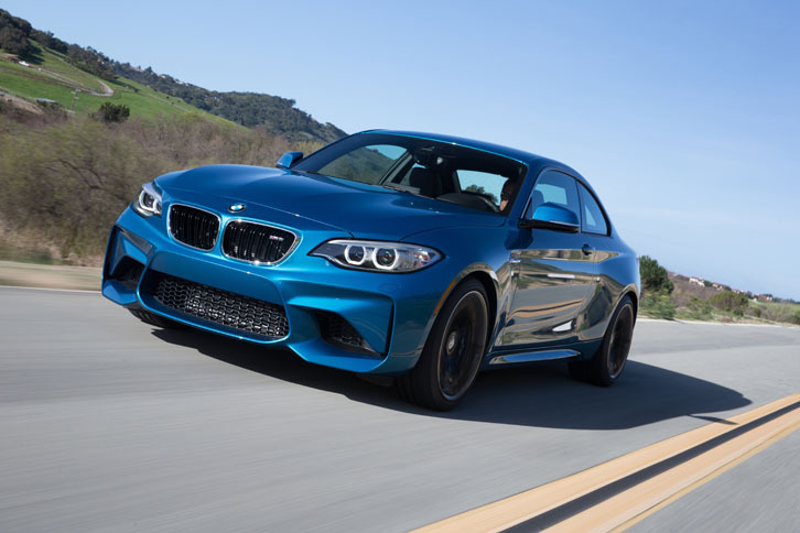 大型のエアインテークがただならぬ迫力を演出する。ヘッドランプはLEDのライトリングとアクセントラインが付くバイキセノンとなる。