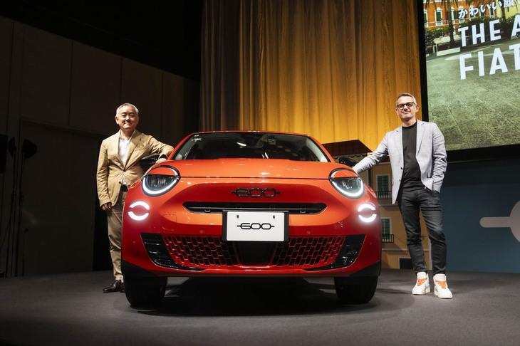 ステランティス ジャパン代表取締役社長の打越 晋氏（写真左）と、ステランティス グループ フィアットブランド チーフデザイナーのフランソワ・ルボワンヌ氏（写真右）。