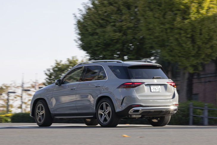 市街地と高速道路のみの試乗だったこともあり、今回は満タン法で9.2km/リッターと、ヘビー級のSUVとしてはなかなかの好燃費を記録した。燃料タンクの容量は85リッター。