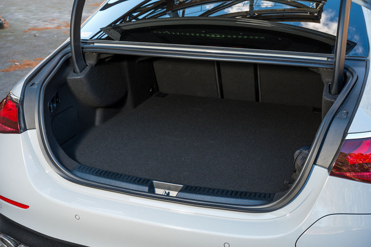 トランク容量は普通の「Eクラス」よりも170リッター小さい370リッター。駆動用バッテリーのおかげで床面全体が底上げされている。