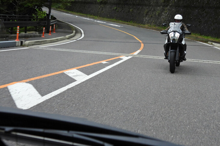 先導車（ミニバン）の3列目シートより、追走する試作車を見る。「コンフォート」モードでは先導車に近づくにつれ、車間距離を維持しようという制御が強く働くようになり、やがてアクセルを操作しても距離が縮まらなくなった。