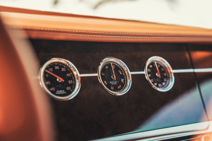 センターコンソールには、表示面を回転させることで変更可能な「ローテーティングディスプレイ」が備わる。好みに応じて、写真のアナログ式3連メーターパネル（左から気温計、コンパス、クロノメーター）のほか、12.3インチの液晶ディスプレイがレイアウトできる。