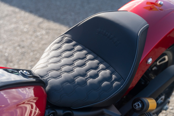 専用のステッチが施された「101スカウト」のソロシート。クルーザータイプのモデルだけに、シート高は654mmと低い。