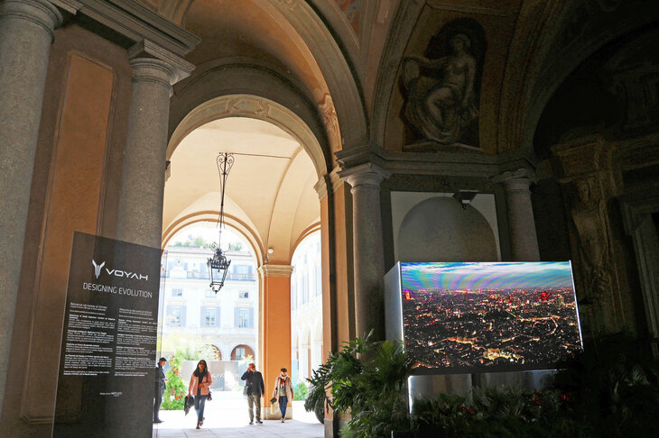 ヴォヤーが会場に選んだセルベッローニ宮。ファサードを抜けて、中庭に至ると……。