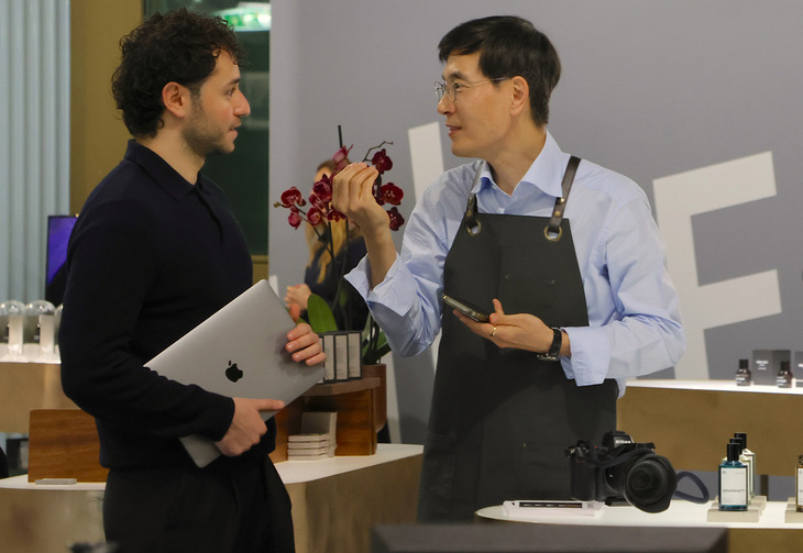 ピッティ会場で。ビジターと話すソン・スー氏。