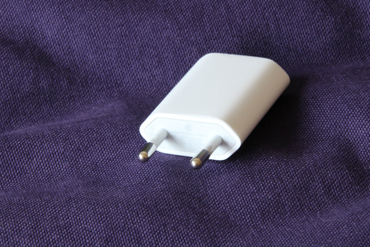 欧州用のUSB電源アダプターは、六角柱型をしている。