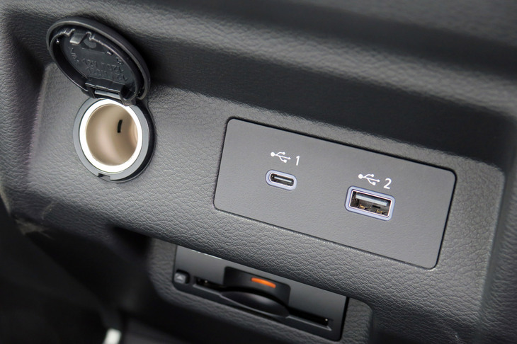 三菱eKクロスEV P（USBポート／USP Type-Cポート／シガーソケット）