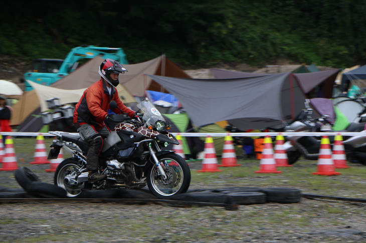 世界で最もタフなGS乗りを決めるBMW公式イベント「GS Trophy」の練習コース。廃タイヤで作られた悪路走破や、一本橋などの走行体験が行われた。