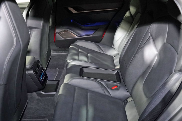 ポルシェ・タイカン ターボ（リアシート）