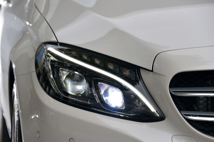 「C350eアバンギャルド」には、走行状況や天候に応じてヘッドライトの照射範囲や光量を自動調節する「LEDインテリジェントライトシステム」が搭載される。
