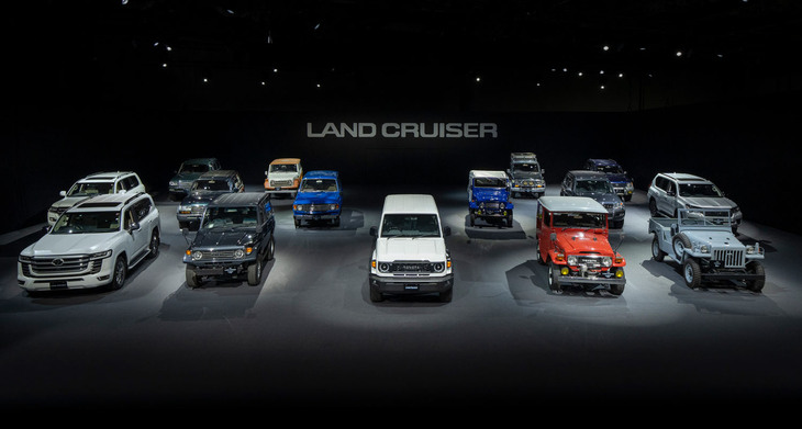 歴代「ランドクルーザー」とともに発表会場に並んだ、最新型の「ランドクルーザー“70”」（写真中央）。「ランクル伝説を未来につなぐ一台」として紹介された。