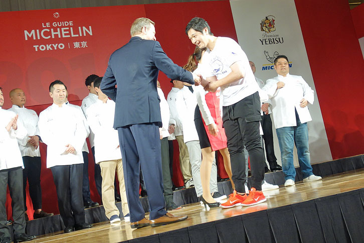 新たに星を獲得した店や星が増えた店、そして三つ星の店にはシェフジャケットが贈られた。