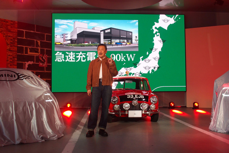 「MINI DAY 2025プレスカンファレンス」で「MINIジョンクーパーワークスE」と「MINIジョンクーパーワークス エースマンE」の車両説明を行ったBMWジャパンMINI本部長の山口智之氏。