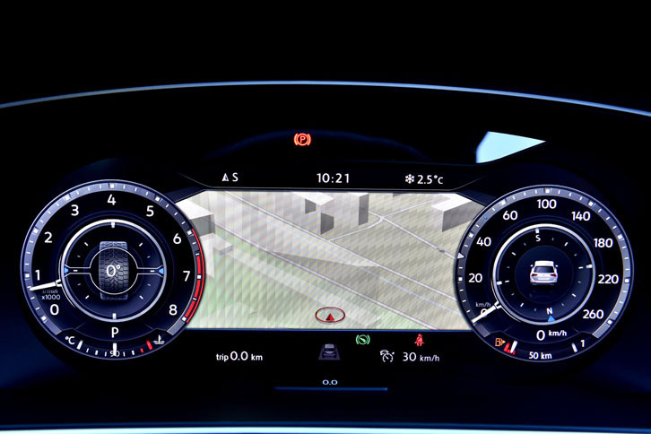 試乗した「Rライン」と「ハイライン」には、フルデジタルメーターのアクティブインフォディスプレイが標準で装備される。