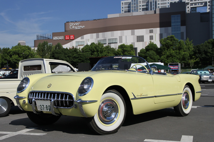 1955年「シボレー・コルベット」。1953年に誕生したC1こと初代コルベット。当初のエンジンは直6のみで、この55年型からV8が搭載されるようになった。