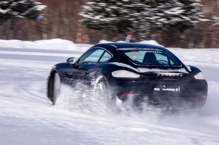 オールシーズンタイヤ「ブルーアース4S AW21」のほか、スタッドレスタイヤ「アイスガード6 iG60」も試すことができた。スタッドレスタイヤは写真の「ポルシェ718ケイマン」に装着される低偏平タイヤのほか、SUV用やバン・小型トラック用など対応車種やカテゴリー、サイズバリエーションの拡大が著しい。