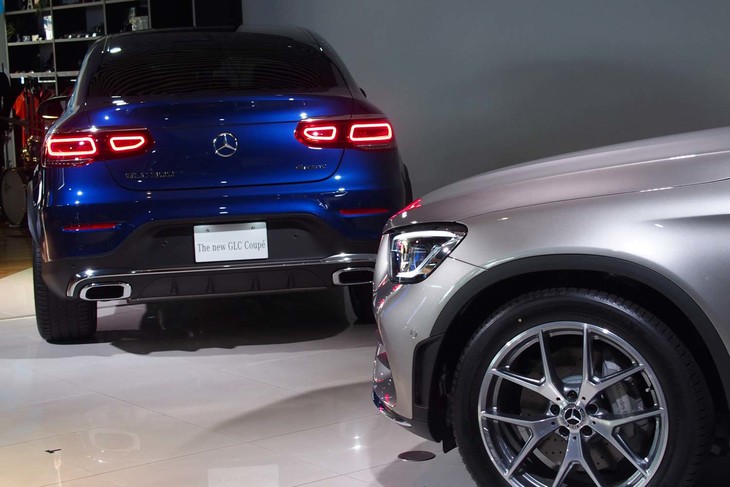 東京・六本木のメルセデス ミーで行われた発表会のステージに展示された「GLC300 4MATIC」（手前）と「GLC300 4MATICクーペ」（奥）。今回、新たにテールランプに用いられたブロックデザインは、今後登場するメルセデス・ベンツSUVにも拡大採用されるモチーフだという。